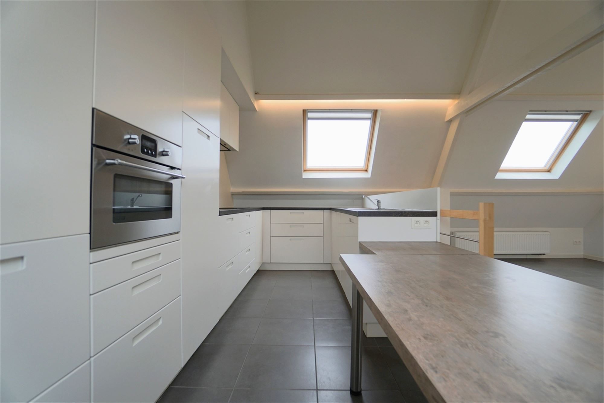 Duplex appartement met 2 slaapkamers en garage op uitstekende locatie foto 6