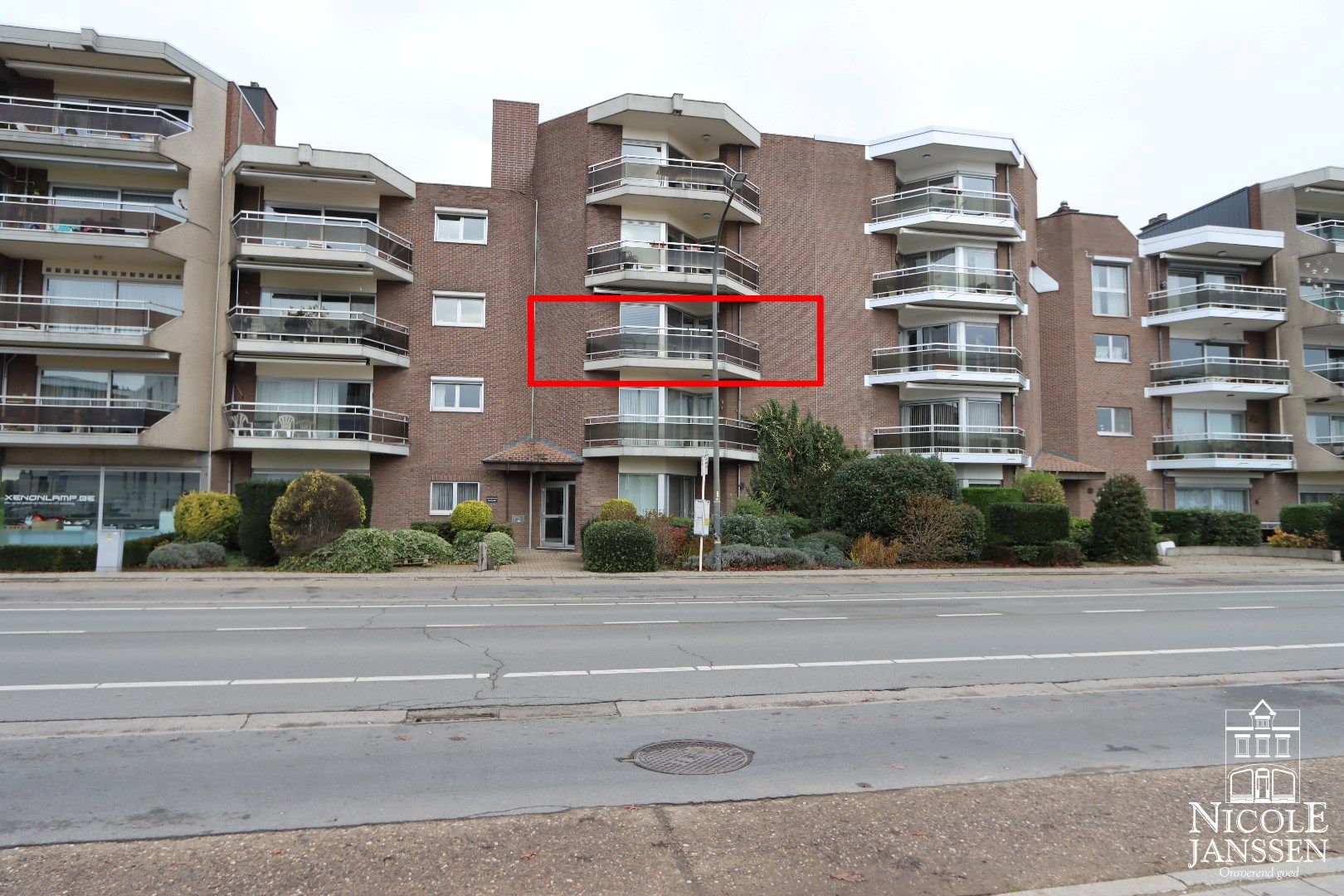 Ruim en instapklaar appartement met terras vlakbij het centrum foto {{pictureIndex}}