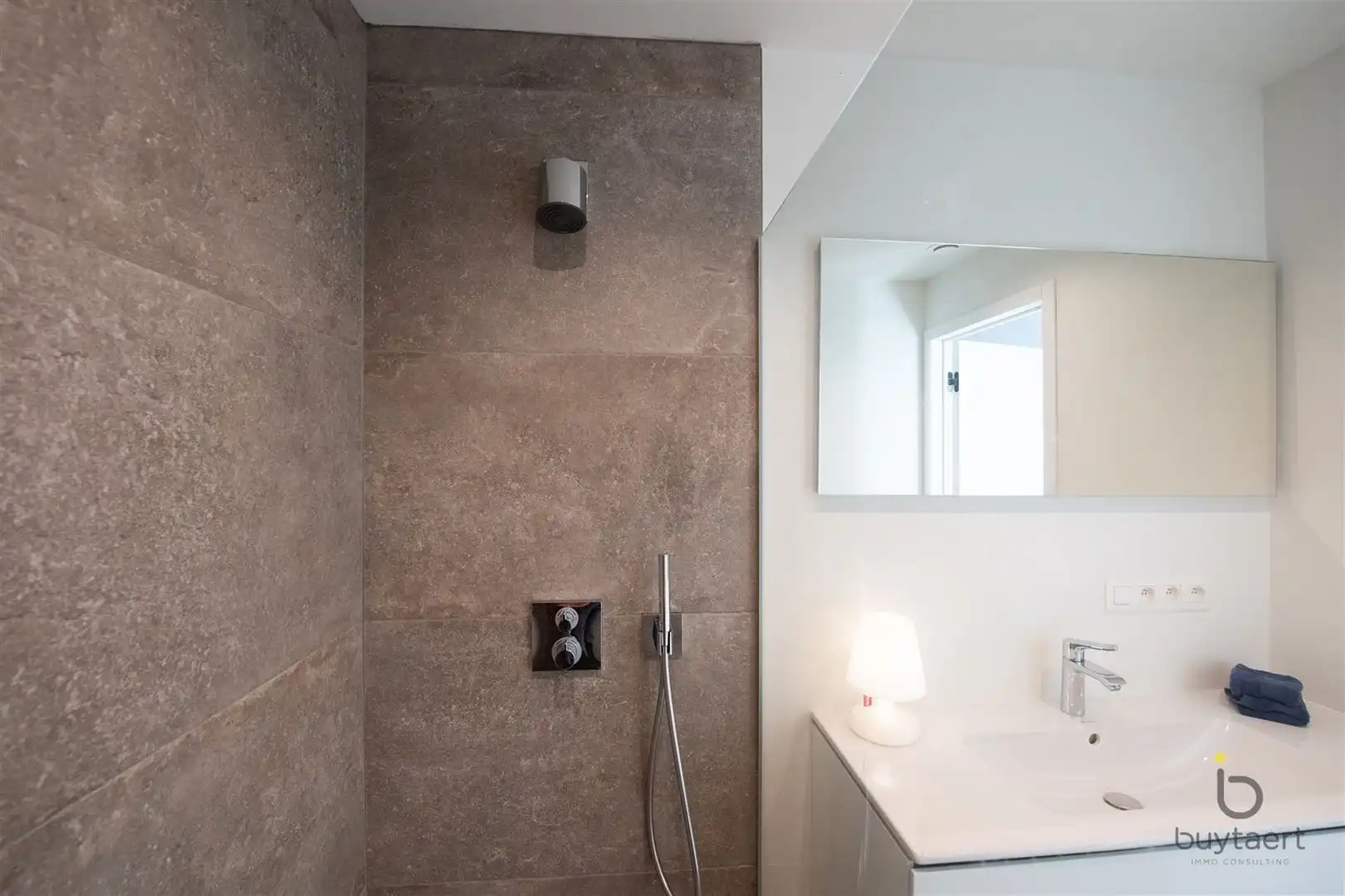 Recent 1 slaapkamer appartement met prachtig uitzicht! foto 28