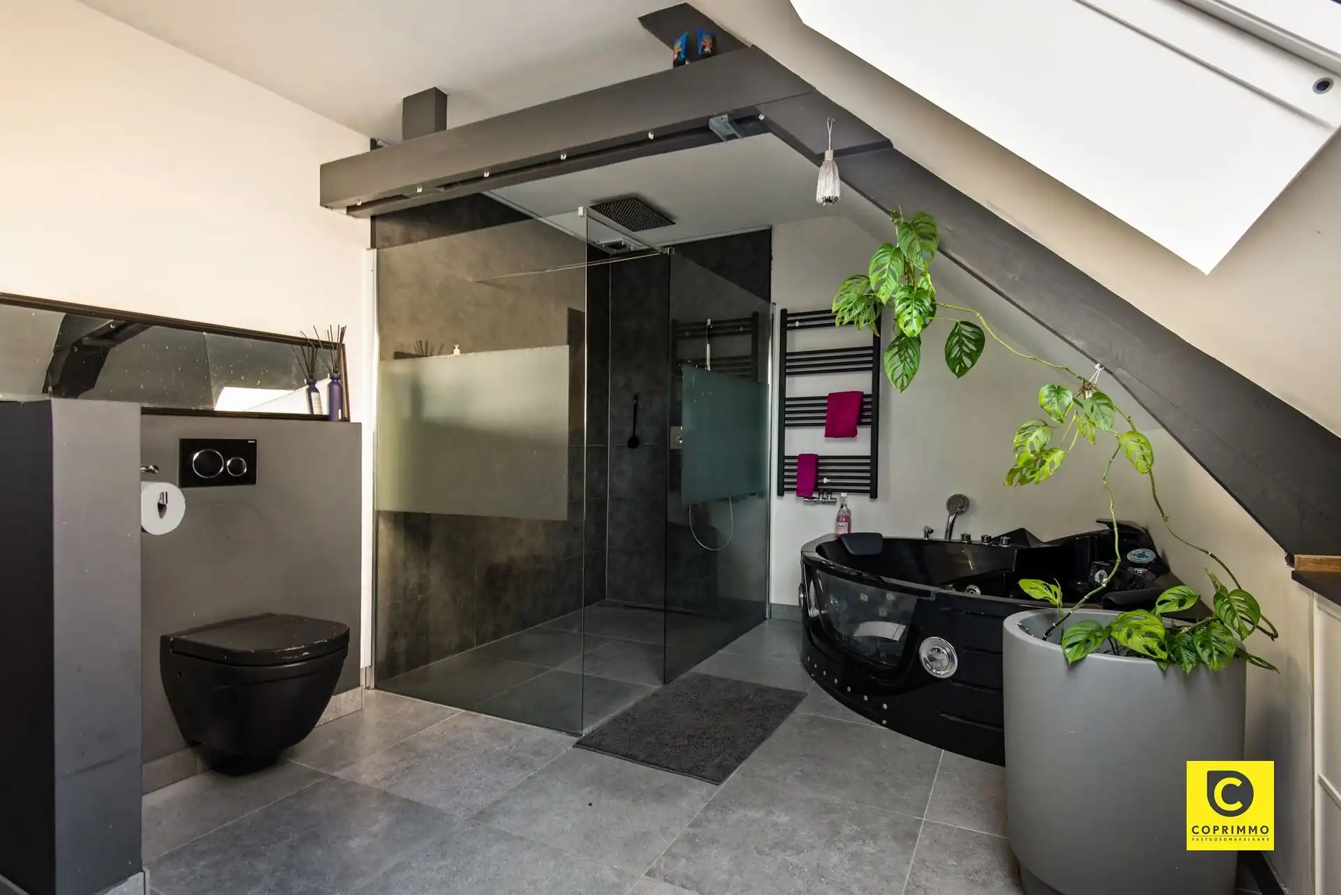 Woning: 4 slk + magazijn foto 14