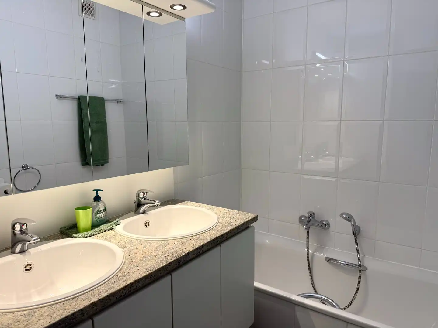 Ruim appartement met zonnig terras en tuintje. foto 8