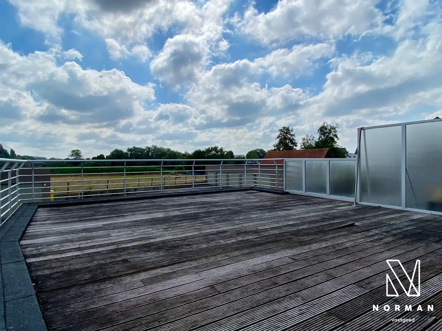 Appartement met 2 slaapkamers en zeer groot terras met garage! foto 8