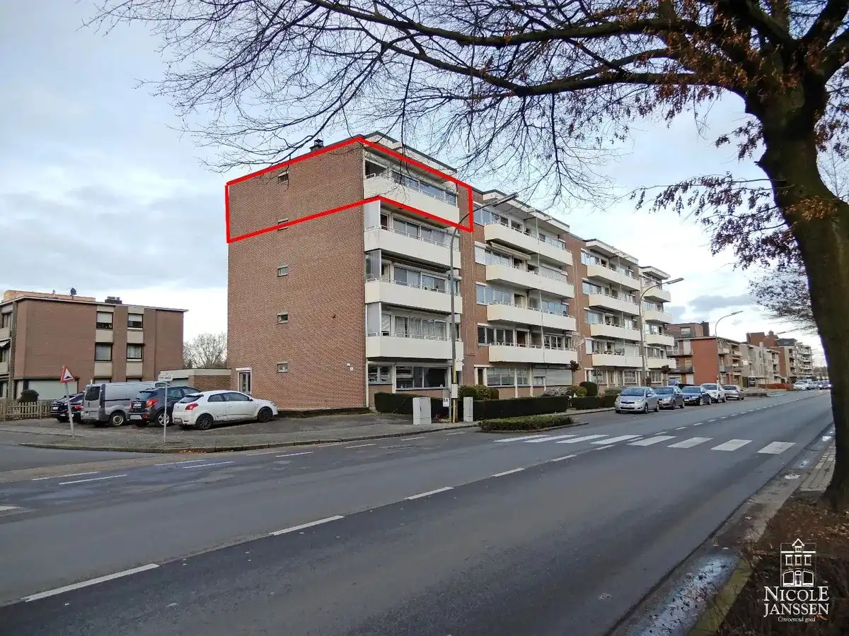 Ruim appartement met vier slaapkamers, garagebox en terras foto 14