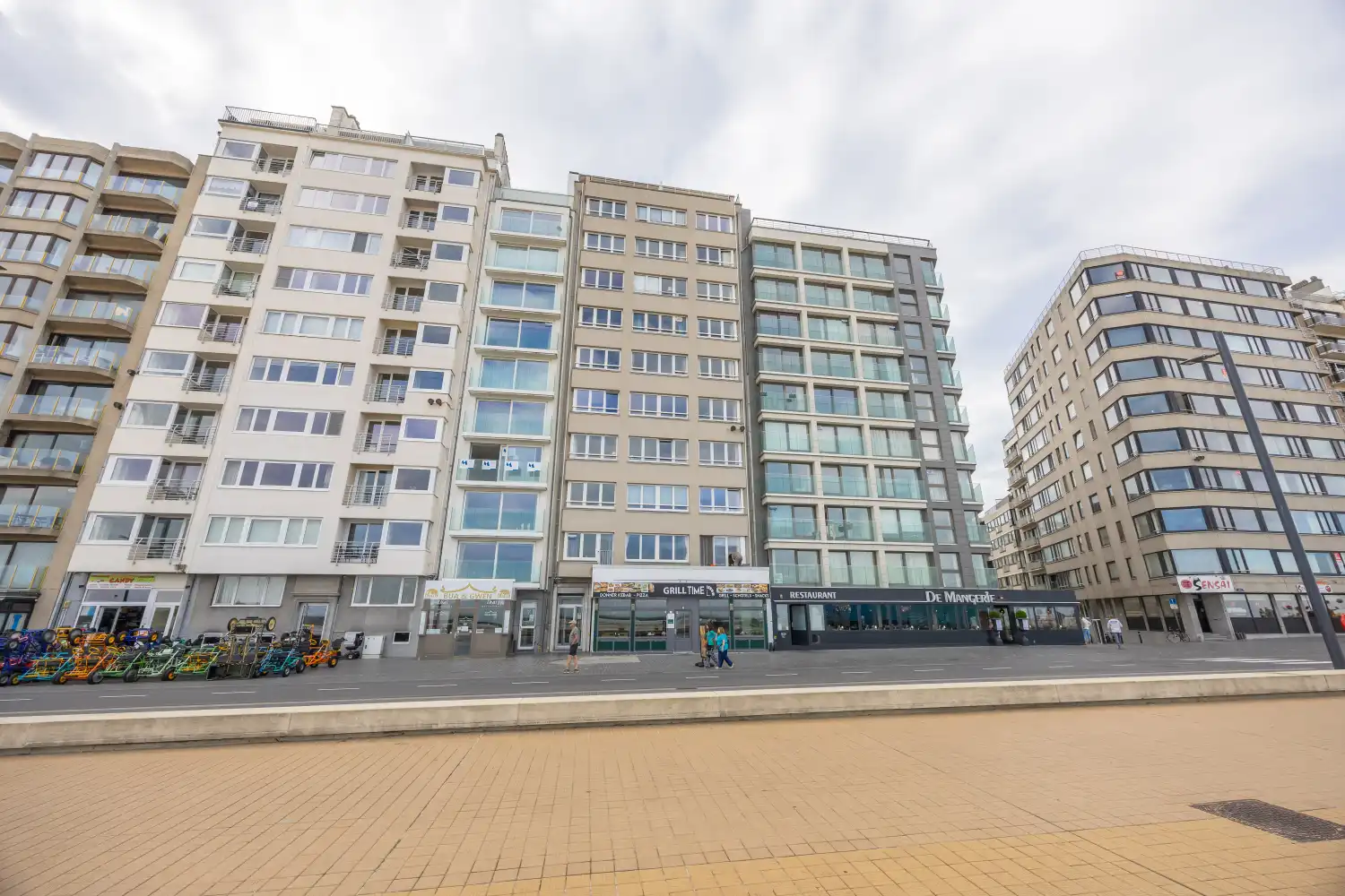 Gerenoveerd appartement met frontaal zeezicht foto 35