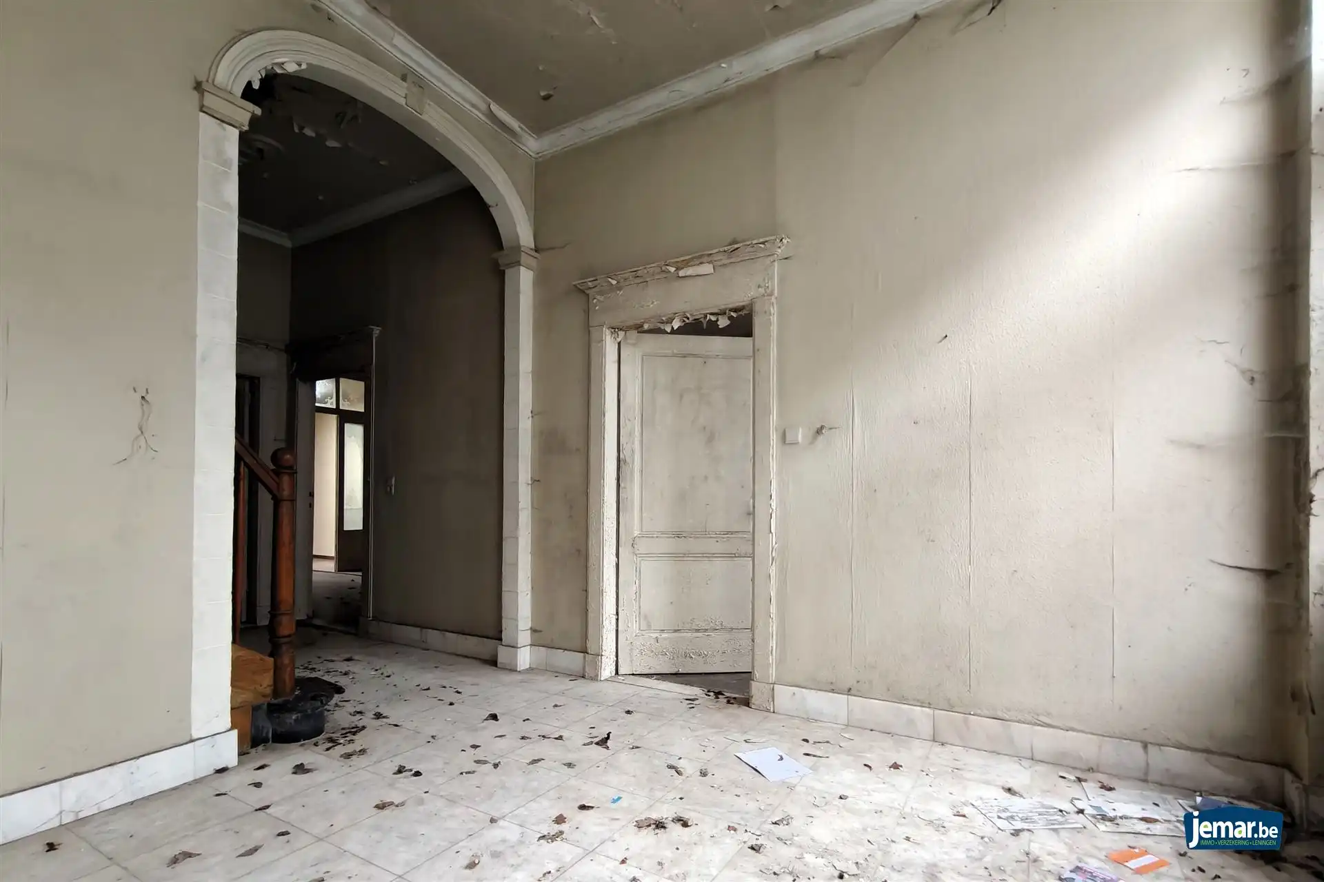 Ruime stadshoeve (431m²) pal in het centrum van Borgloon foto 2