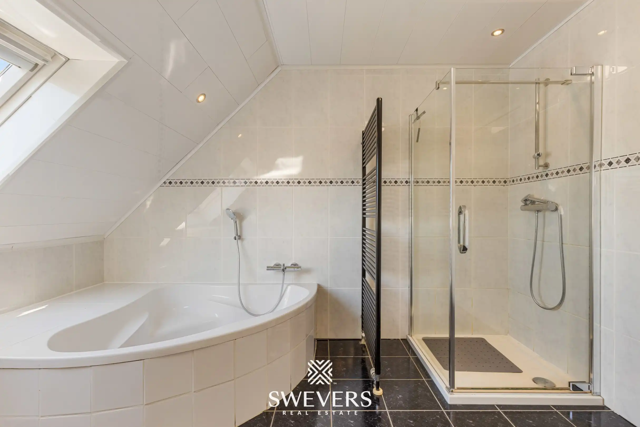 Instapklare woning met prachtig aangelegde tuin en bijgebouw in Helchteren foto 19