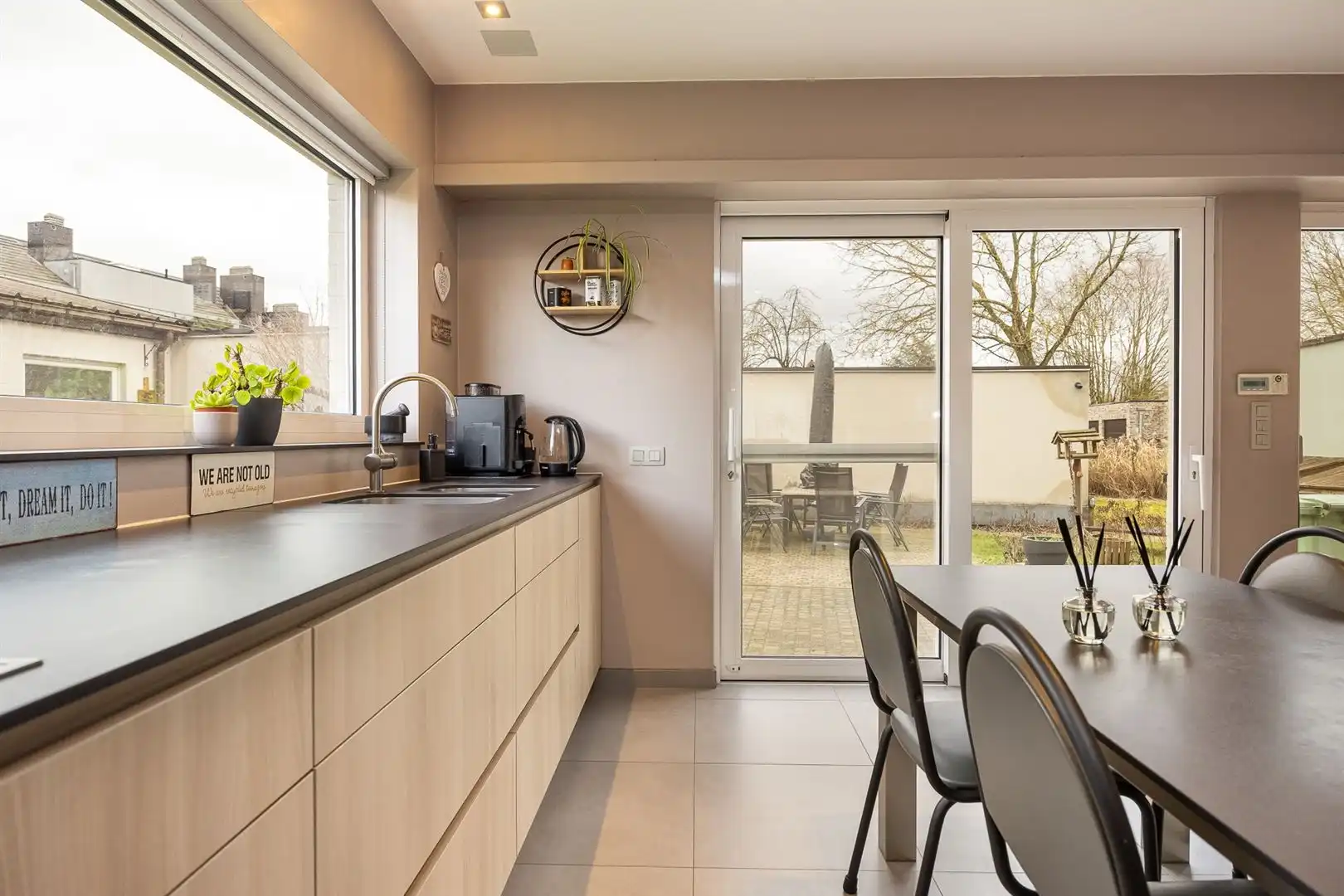 Woning met 5 slaapkamers en 2 badkamers op zuid perceel. foto 9