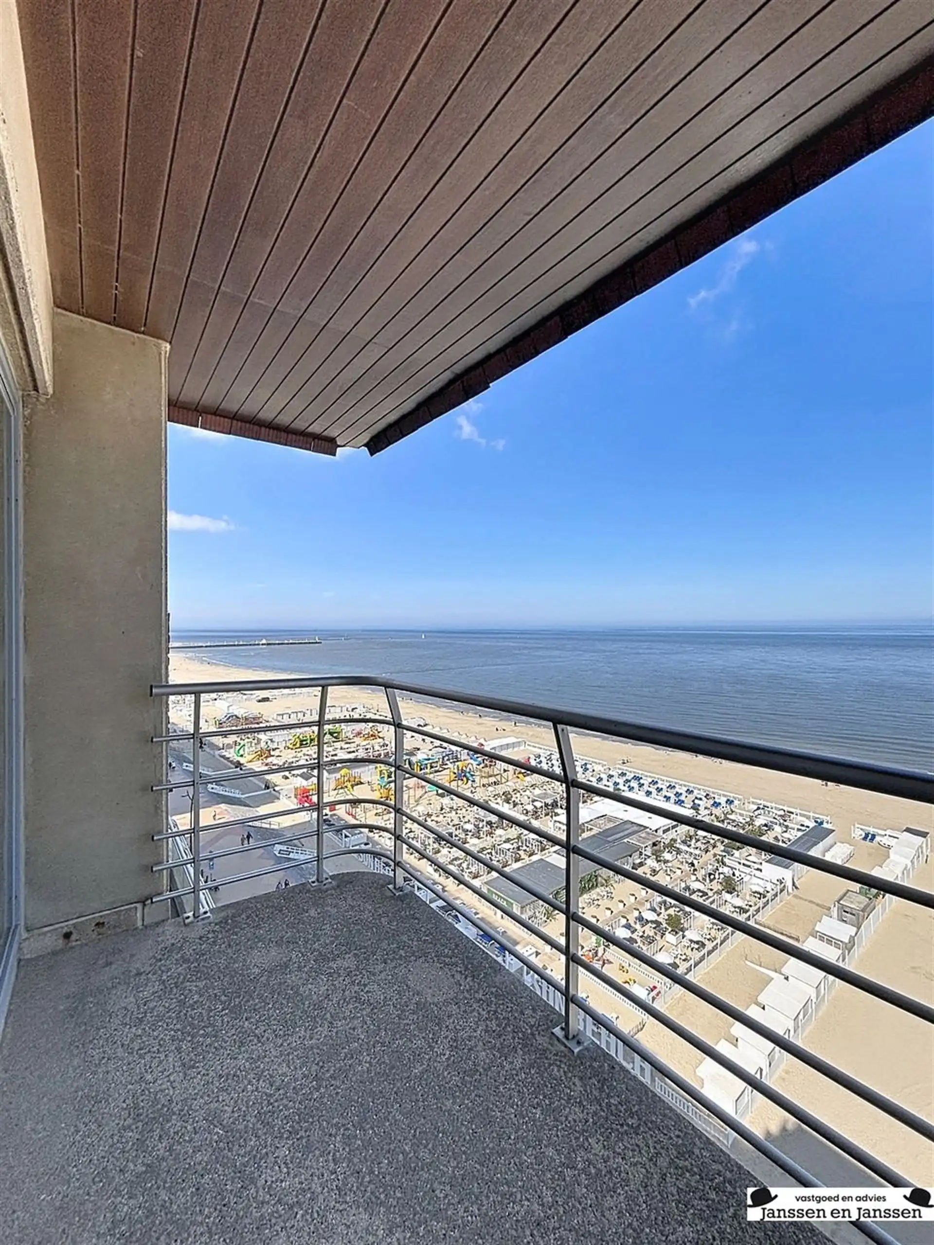 Appartement met frontaal zeezicht op de dijk in Blankenberge foto {{pictureIndex}}
