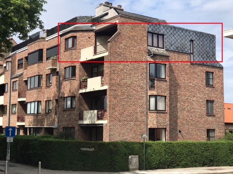 Rustig en zongeoriënteerd 3 slk appartement (153 m²), terras met een groen en weids uitzicht over het Kanaal Gent-Oostende, kelder met private autostaanplaats - op wandelafstand van AZ Sint Jan Campus en op 3 km  van het centrum van Brugge. foto {{pictureIndex}}