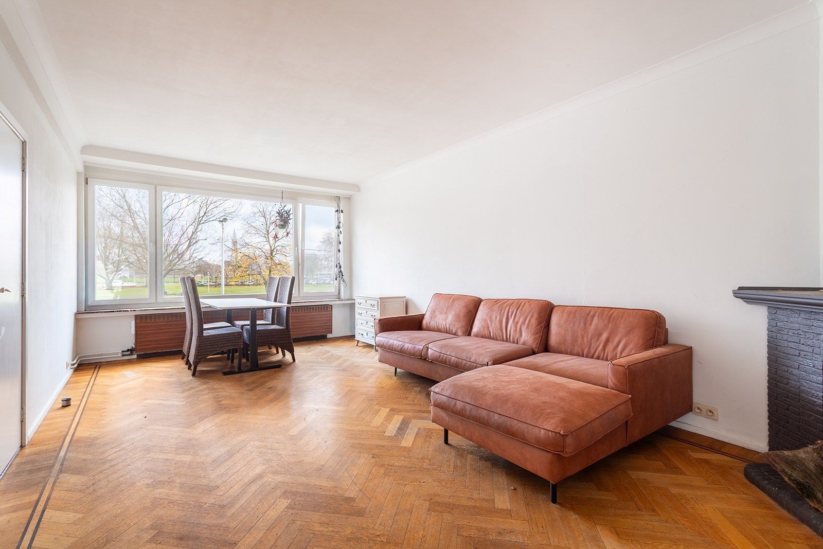 Modern en goed onderhouden appartement (90 m²) met twee slaapkamers foto {{pictureIndex}}