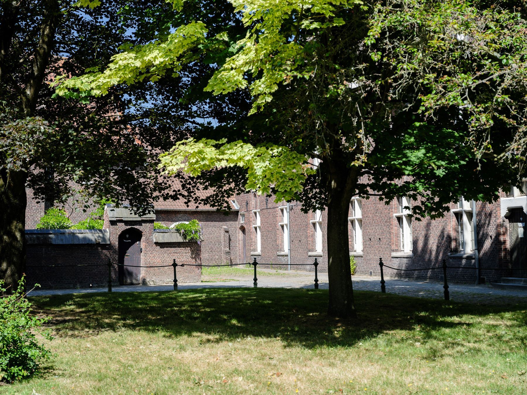 Karaktervolle kleine stadswoning in historisch beluik nabij Begijnhof foto 16