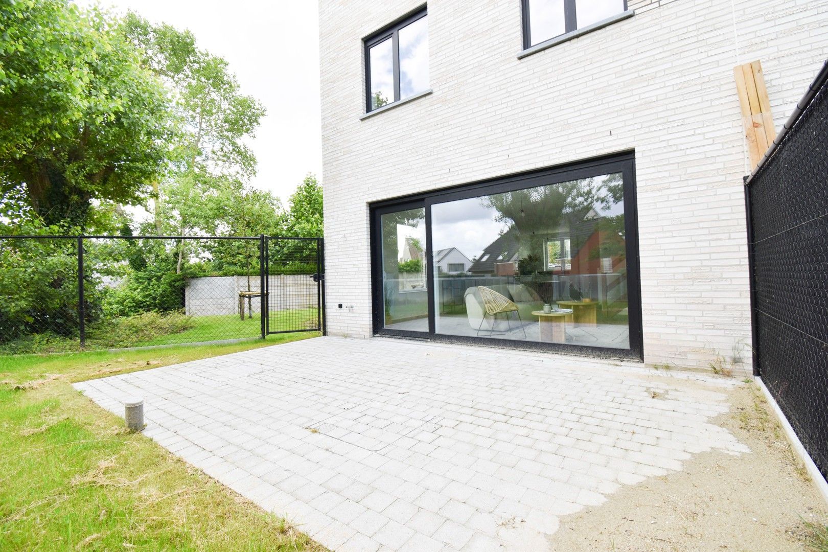 HALF-OPEN NIEUWBOUWWONING MET 3 SLPS (5 MOGELIJK!), ZUIDGERICHTE TUIN EN PARKEERPLAATS foto 13