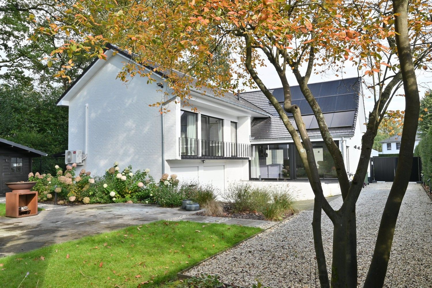 Compleet gerenoveerde woning op gegeerde toplocatie aan de Goudkust te Neerharen foto 2