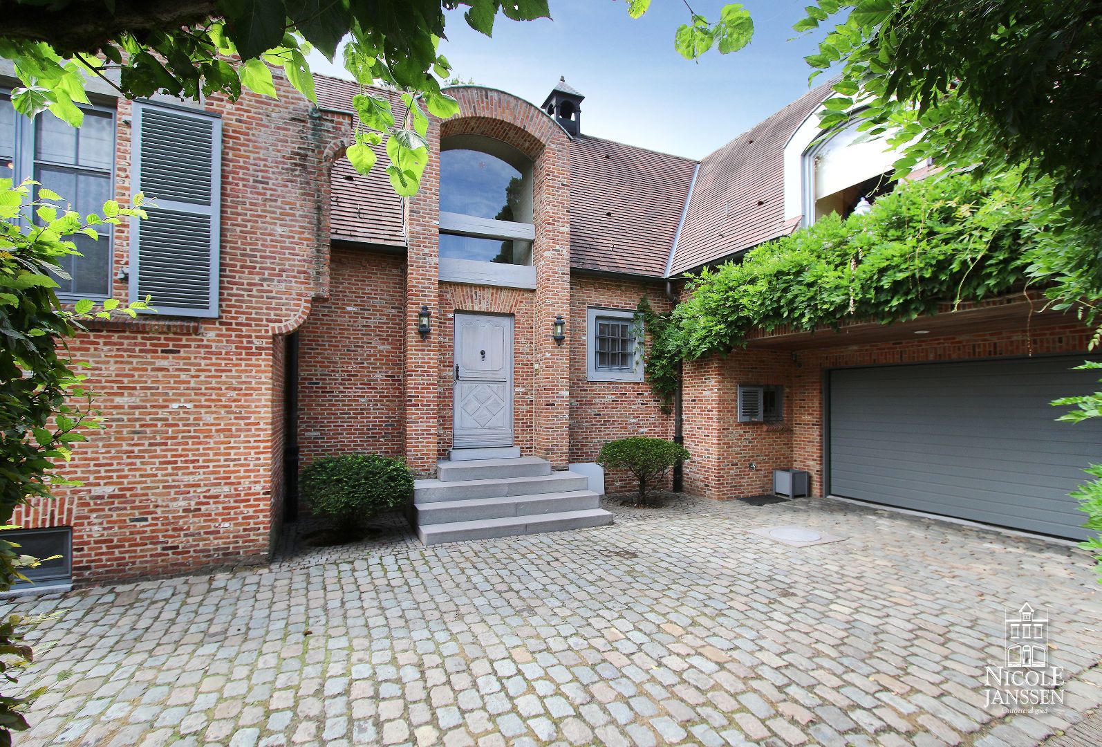 Luxueus afgewerkt landhuis met vijf slaapkamers en dubbele inpandige garage gelegen op een rustige locatie foto {{pictureIndex}}