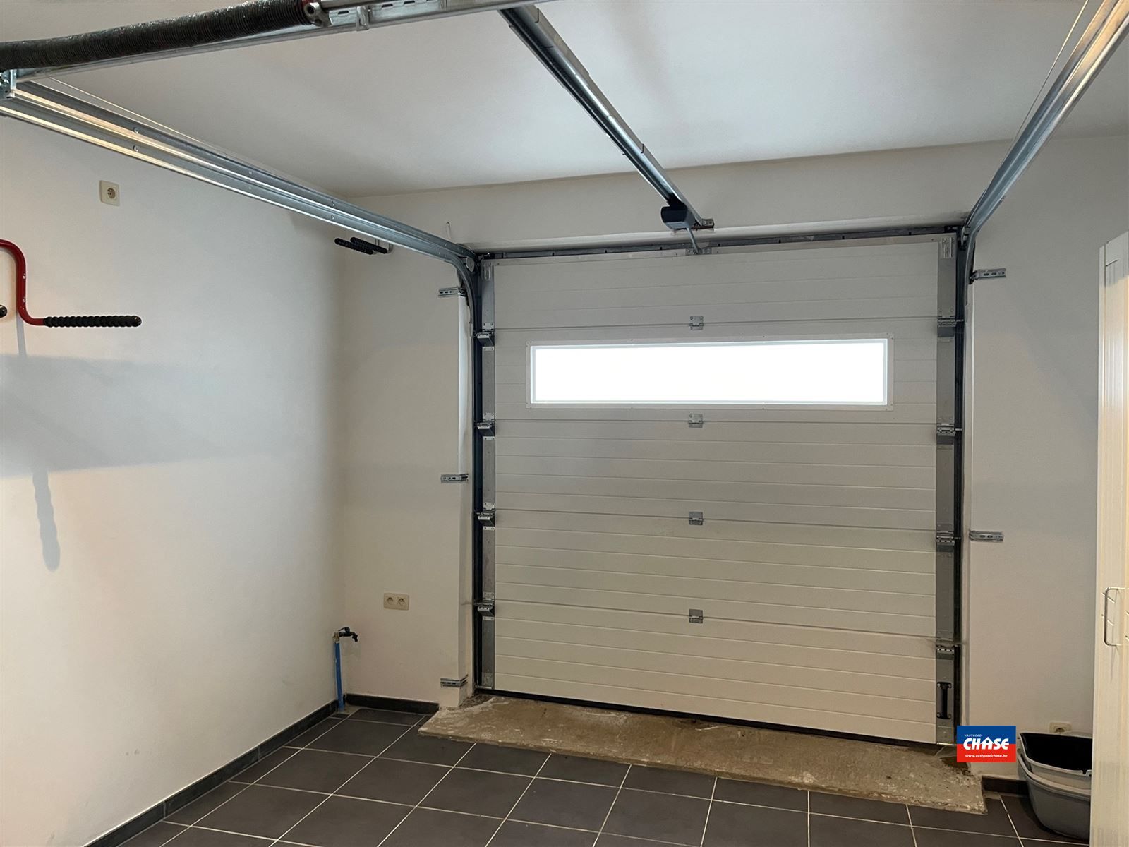 Recent gerenoveerde studio met garage, open keuken, slaaphoek en aparte badkamer foto 2