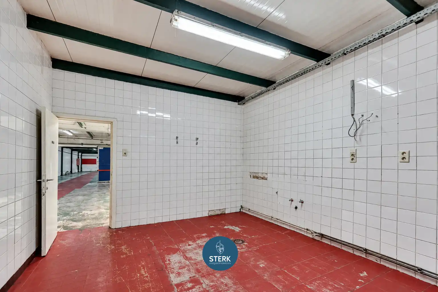 VEELZIJDIGE HANDELSRUIMTE + APPARTEMENT MET RUIME LOODS IN CENTRUM LANAKEN !  foto 10