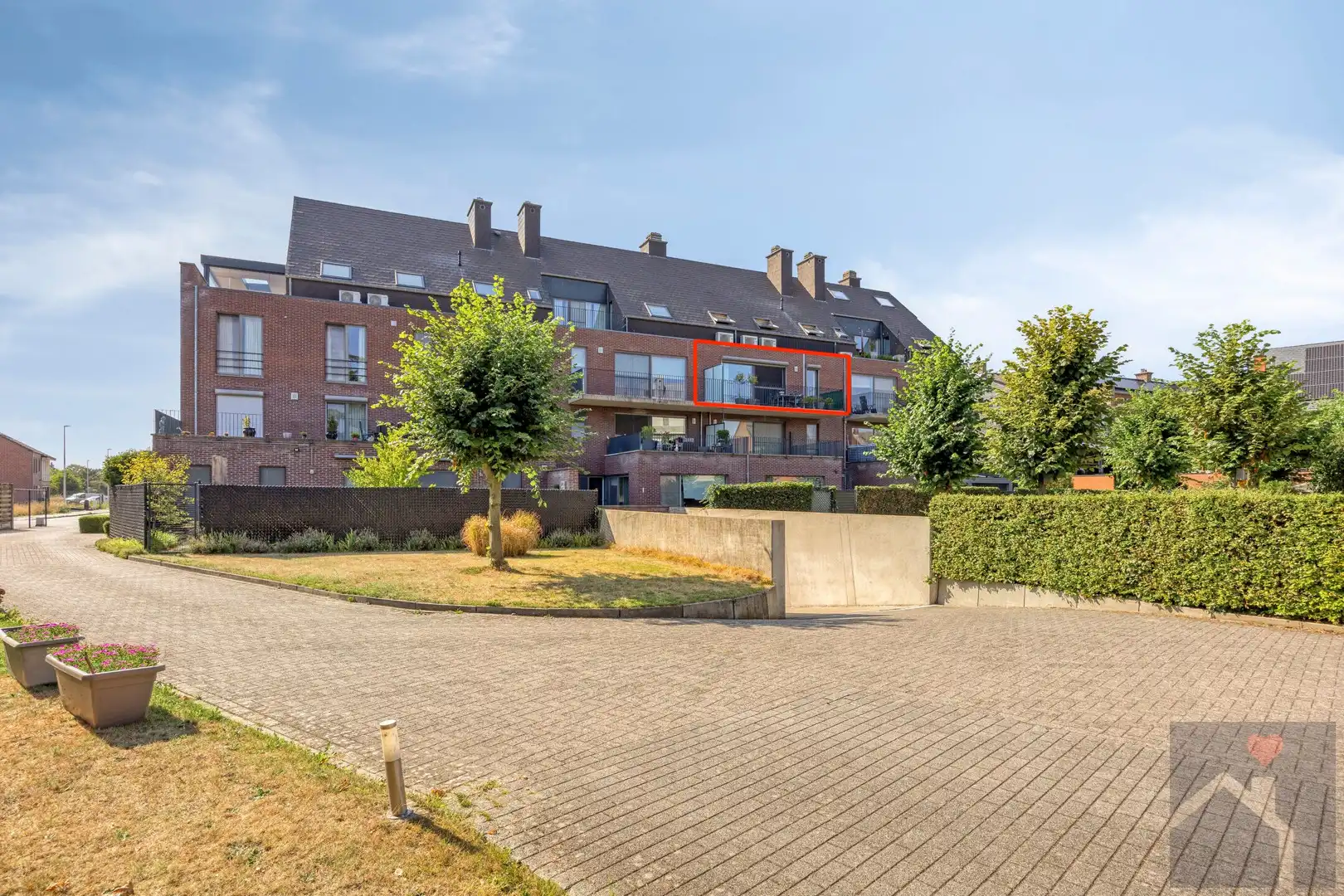 Instapklaar 2-slaapkamerappartement met terras, parking & berging in centrum Overpelt foto 3