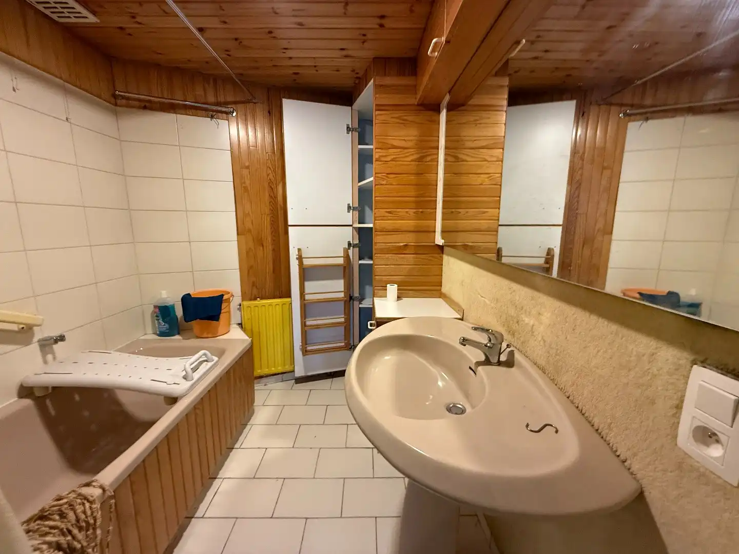 Zonnig 2-slaapkamer appartement in residentiële wijk met open zicht. foto 4