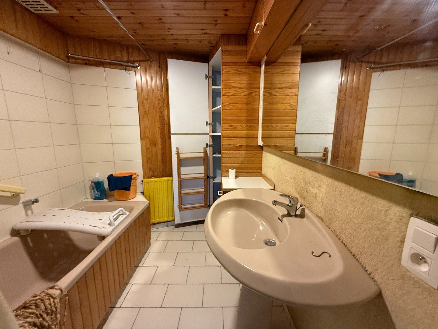 Zonnig 2-slaapkamer appartement in residentiële wijk met open zicht. foto 4