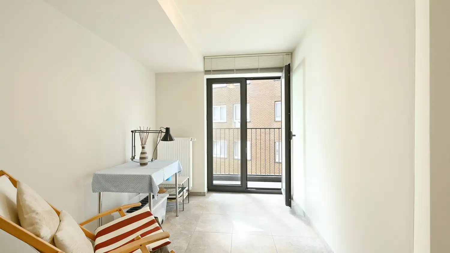 Instapklaar 2-slaapkamerappartement met frontaal zeezicht in een recent gebouw op de zeedijk te Duinbergen. foto 9