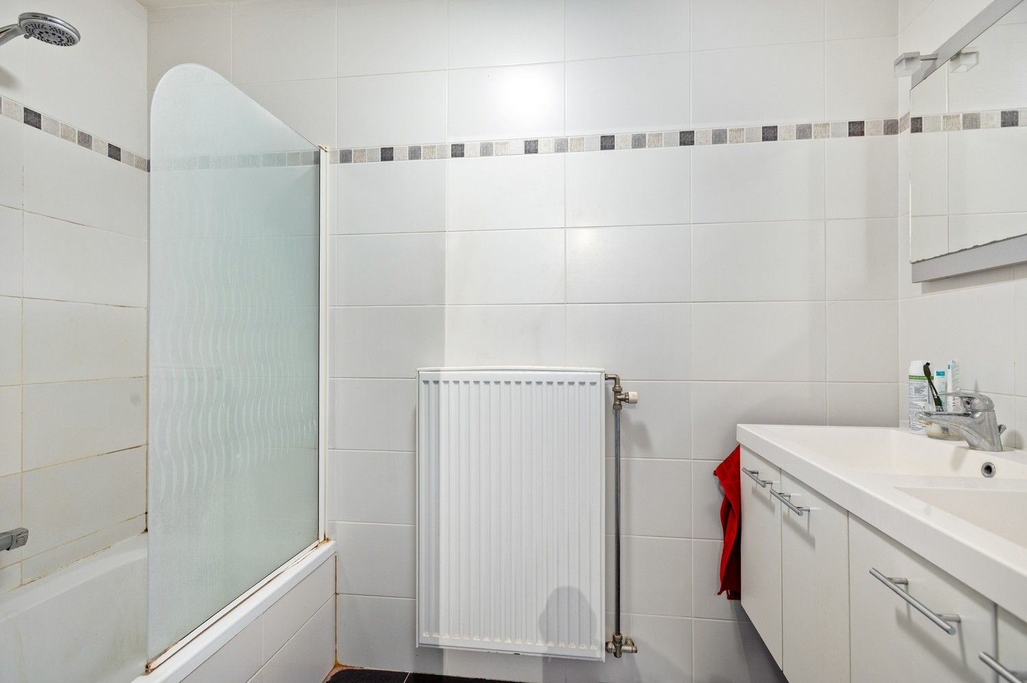 Instapklaar appartement met terras en 2 slaapkamers op centrale ligging in Wijnegem foto 8