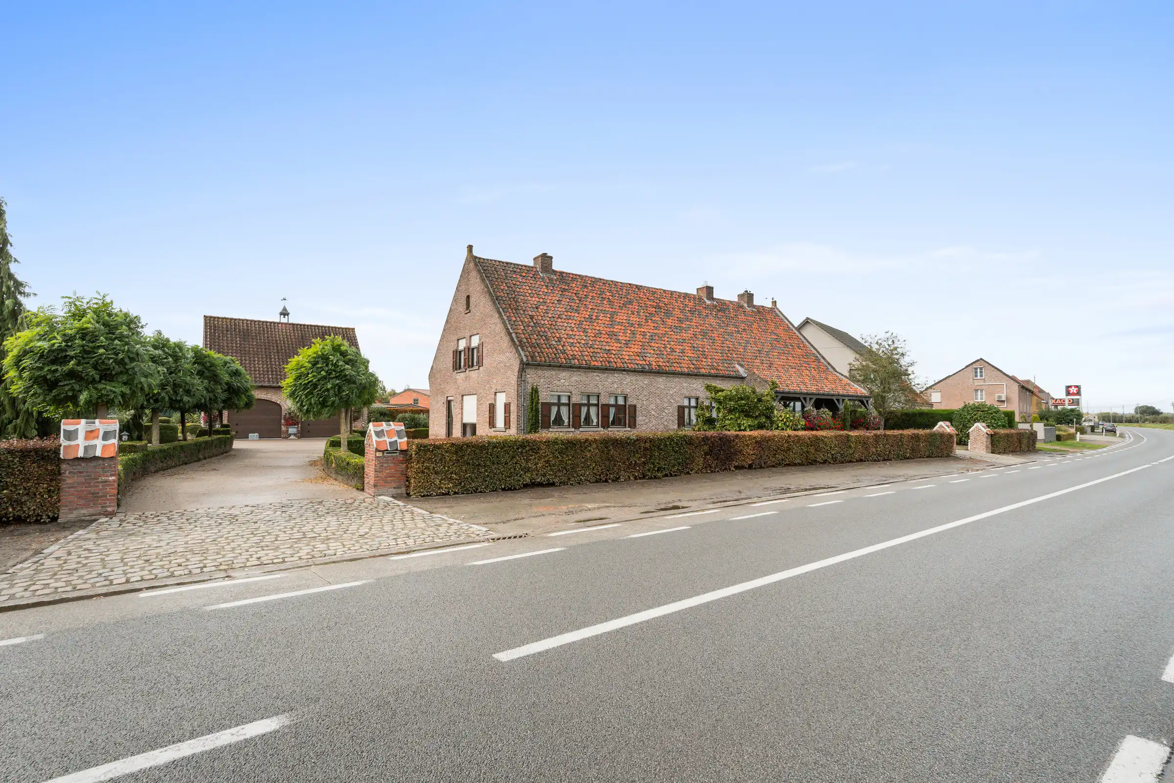 Ruim domein met 2 woningen (EPC B) op 1.740 m² in Sleidinge foto {{pictureIndex}}