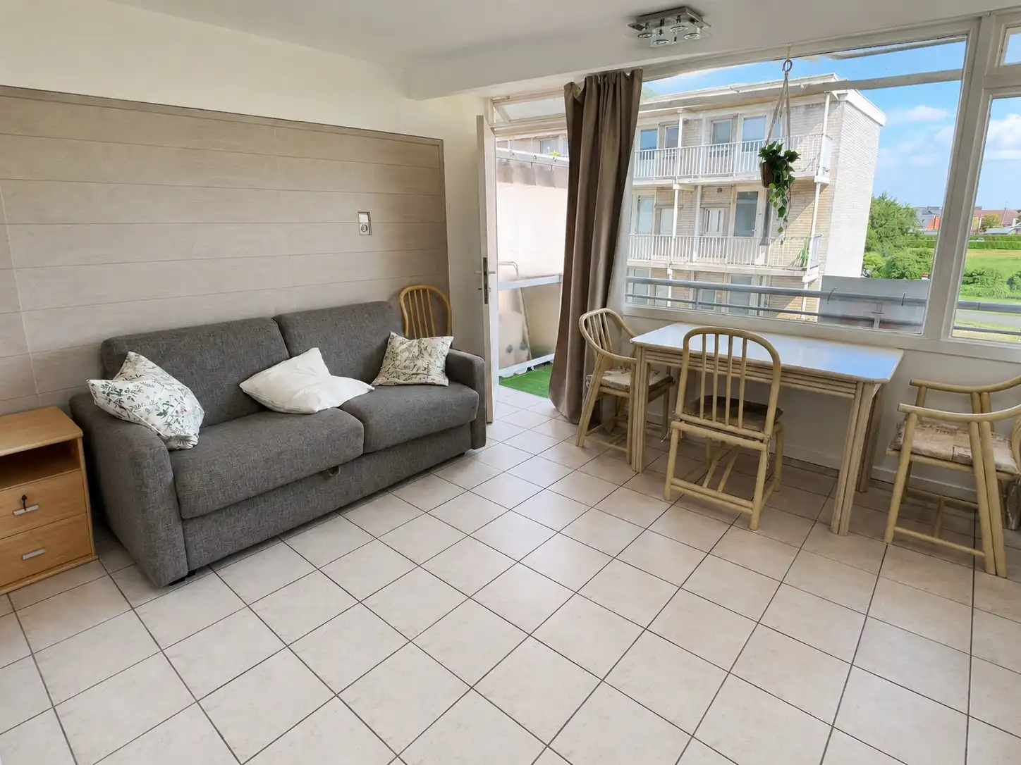 Instapklaar en smaakvol gerenoveerd appartement te koop in Park Atlantis, Vosseslag – De Haan. foto 3