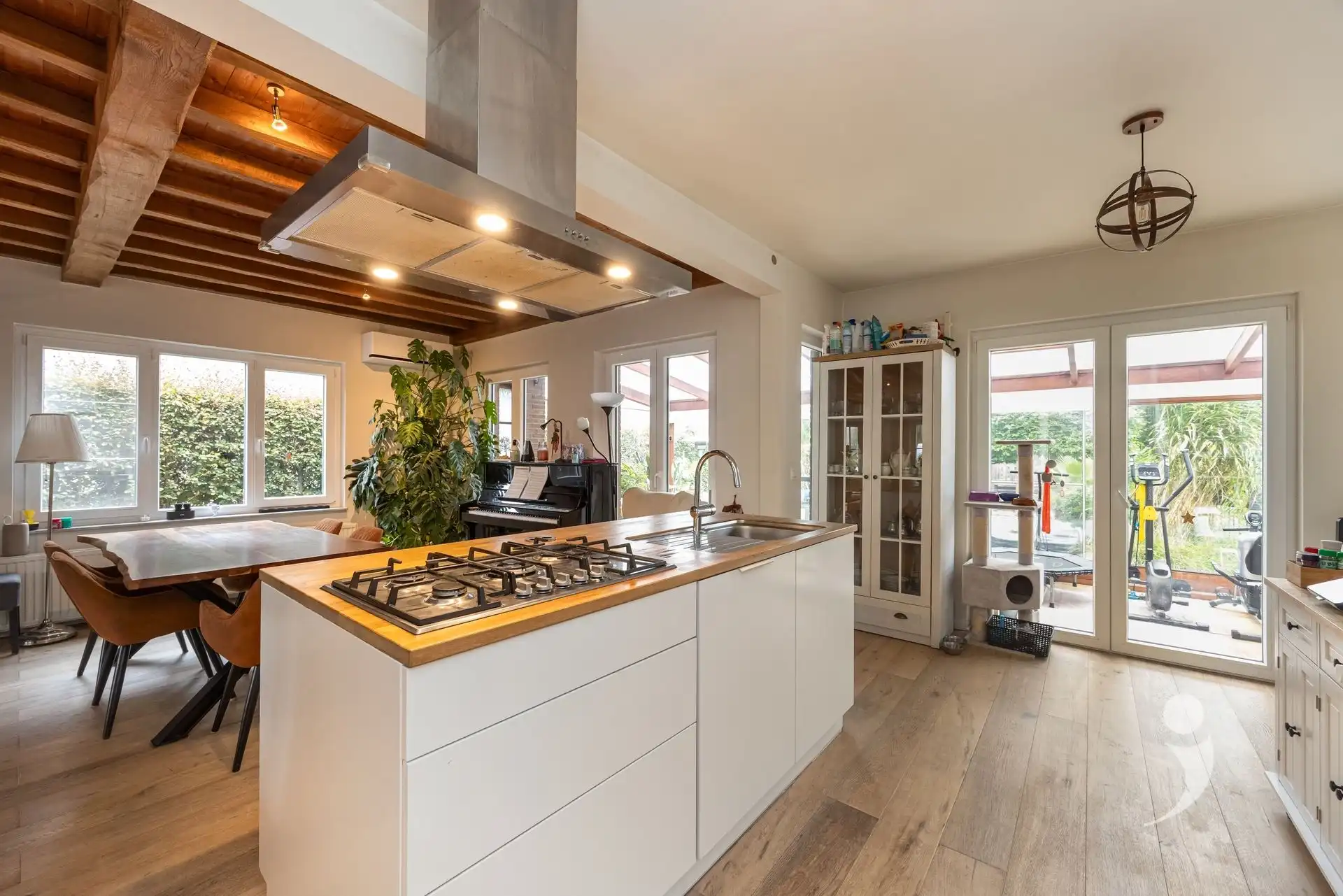 Gerenoveerde bungalow met zwembad in een rustige woonwijk foto 7