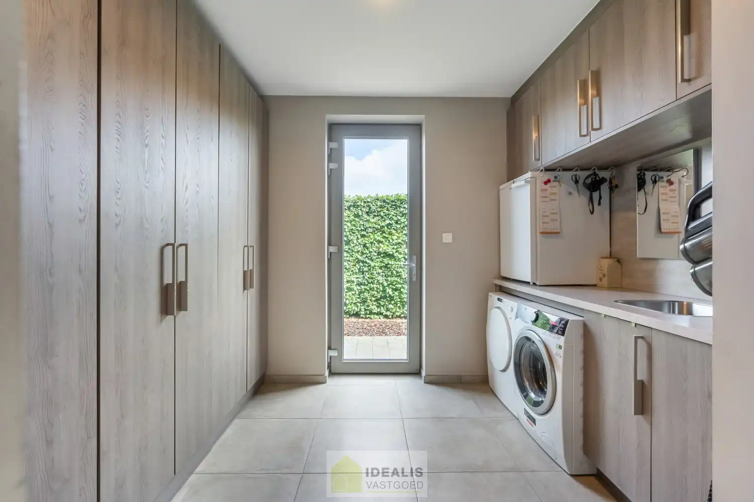 IDEALIS VASTGOED – ROYALE, INSTAPKLARE EN PERFECT ONDERHOUDEN GEZINSWONING DEWELKE OP EEN ELEGANTE MANIER WERD AANGEPAST AAN MINDERVALIDEN OP EEN RUIM EN RUSTIG PERCEEL VAN 11A 55CA foto 14