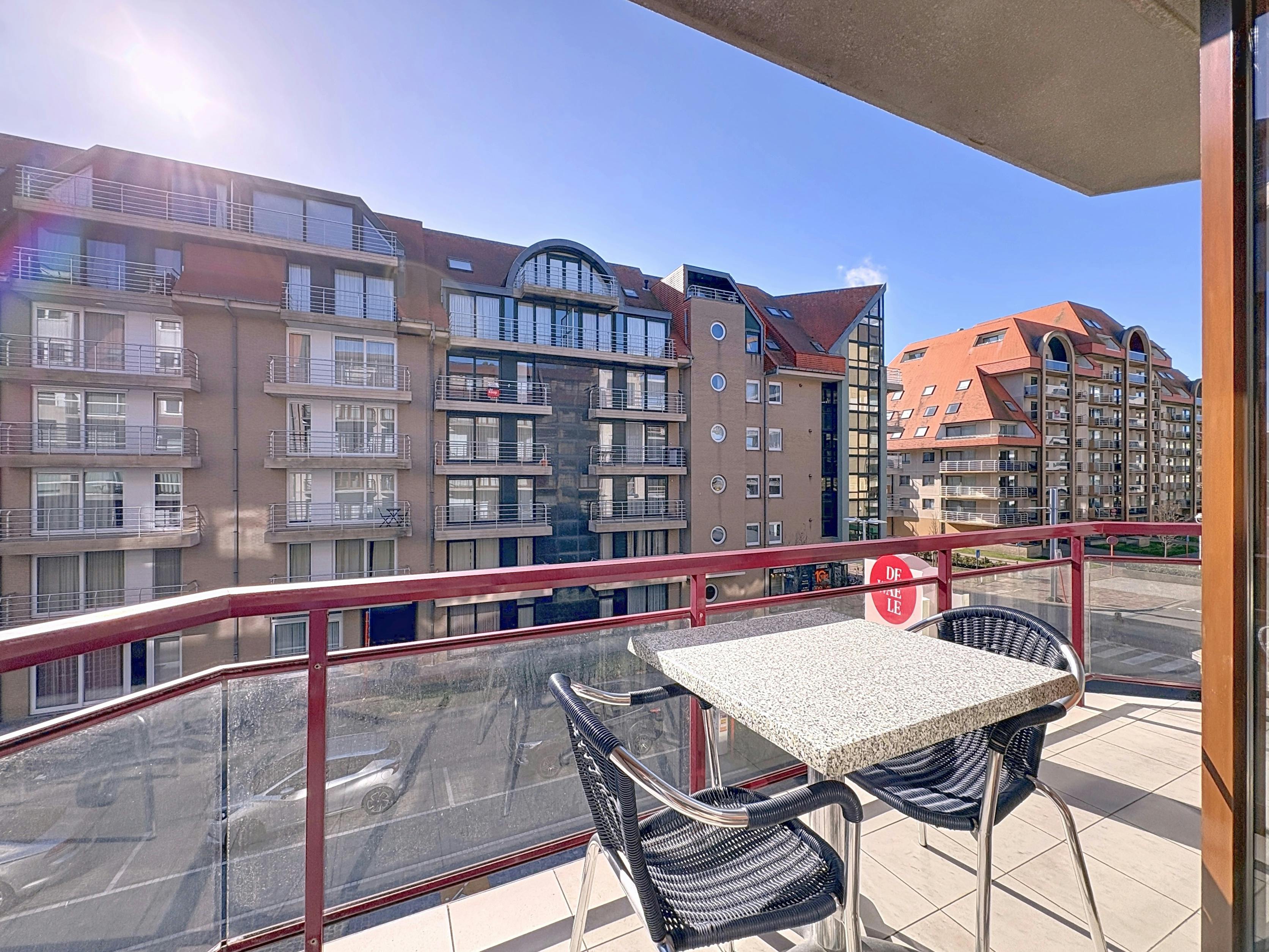 Ruime studio met terras op topligging te Nieuwpoort-Bad. foto {{pictureIndex}}