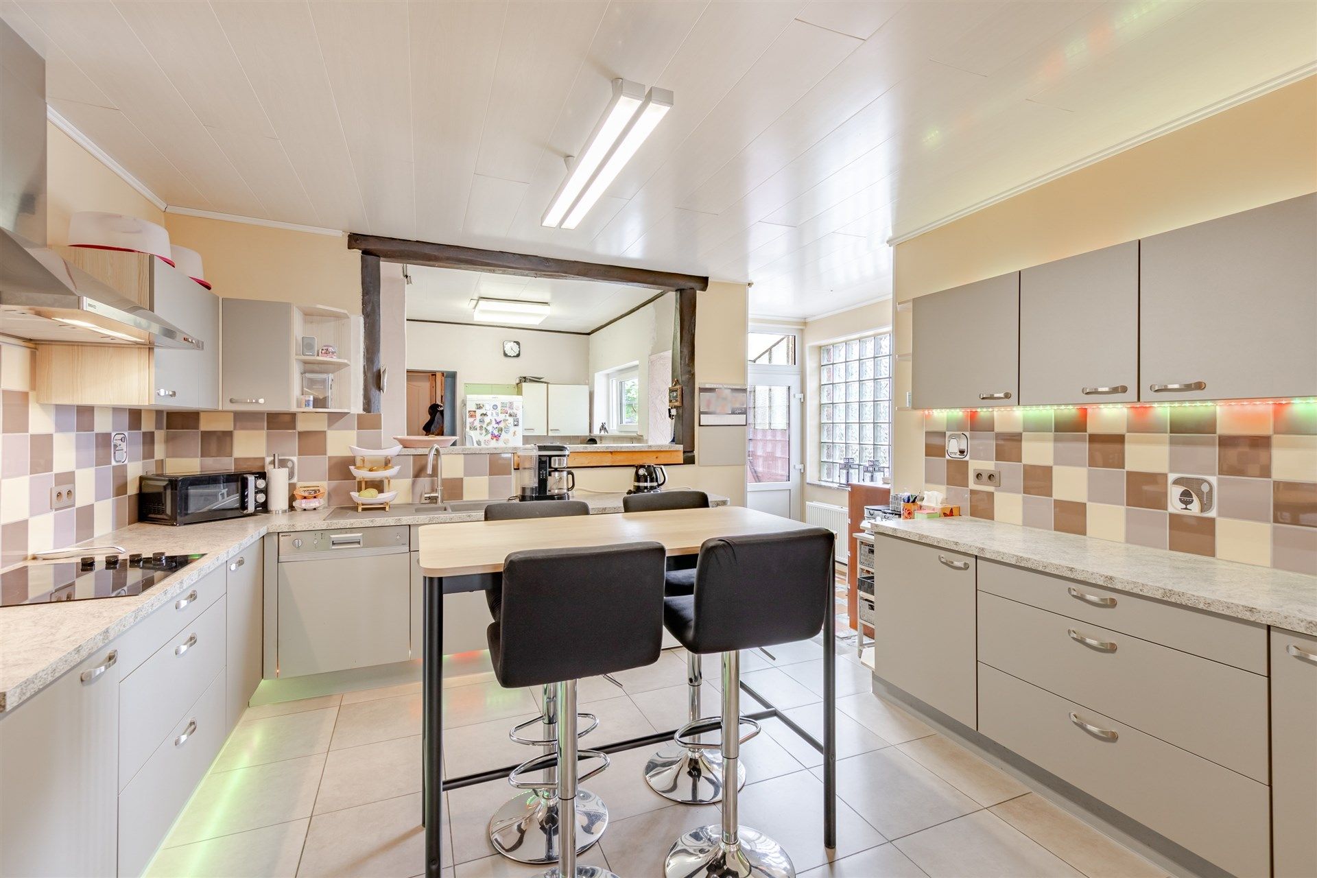Gezinswoning met vier slaapkamers, garagegebouw en grote tuin op 1705 m² foto 7