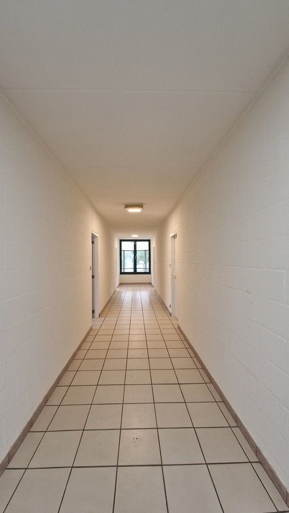 Kantoorruimtes met sanitair, kitchenette en parkeerplaatsen foto 7