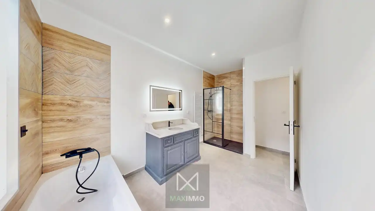 Totaal gerenoveerde woning met garage in het centrum van Lauwe foto 5