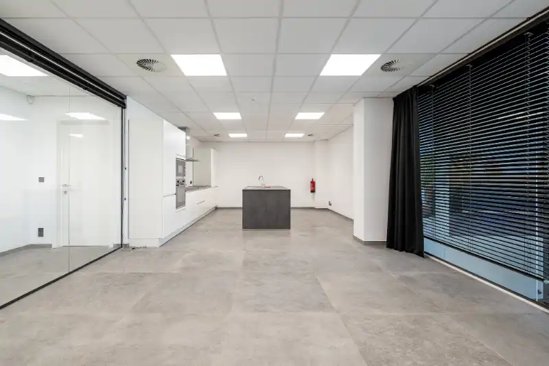 Moderne bedrijfsruimte met kantoren, showroom en loods in Bellegem (bedrijventerrein Emdeka) foto 23