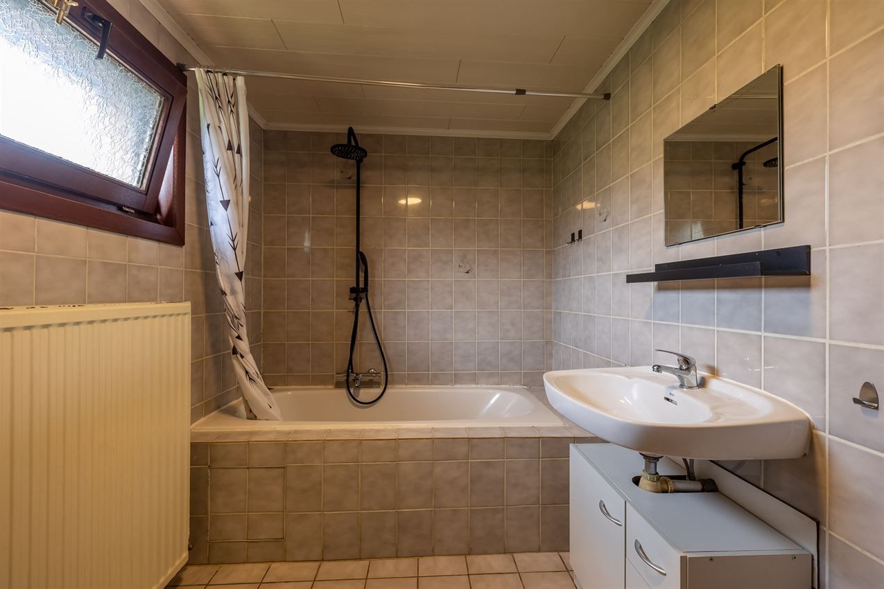 Vrijstaande woning met 3slk op 22a40ca op strategische ligging foto 14
