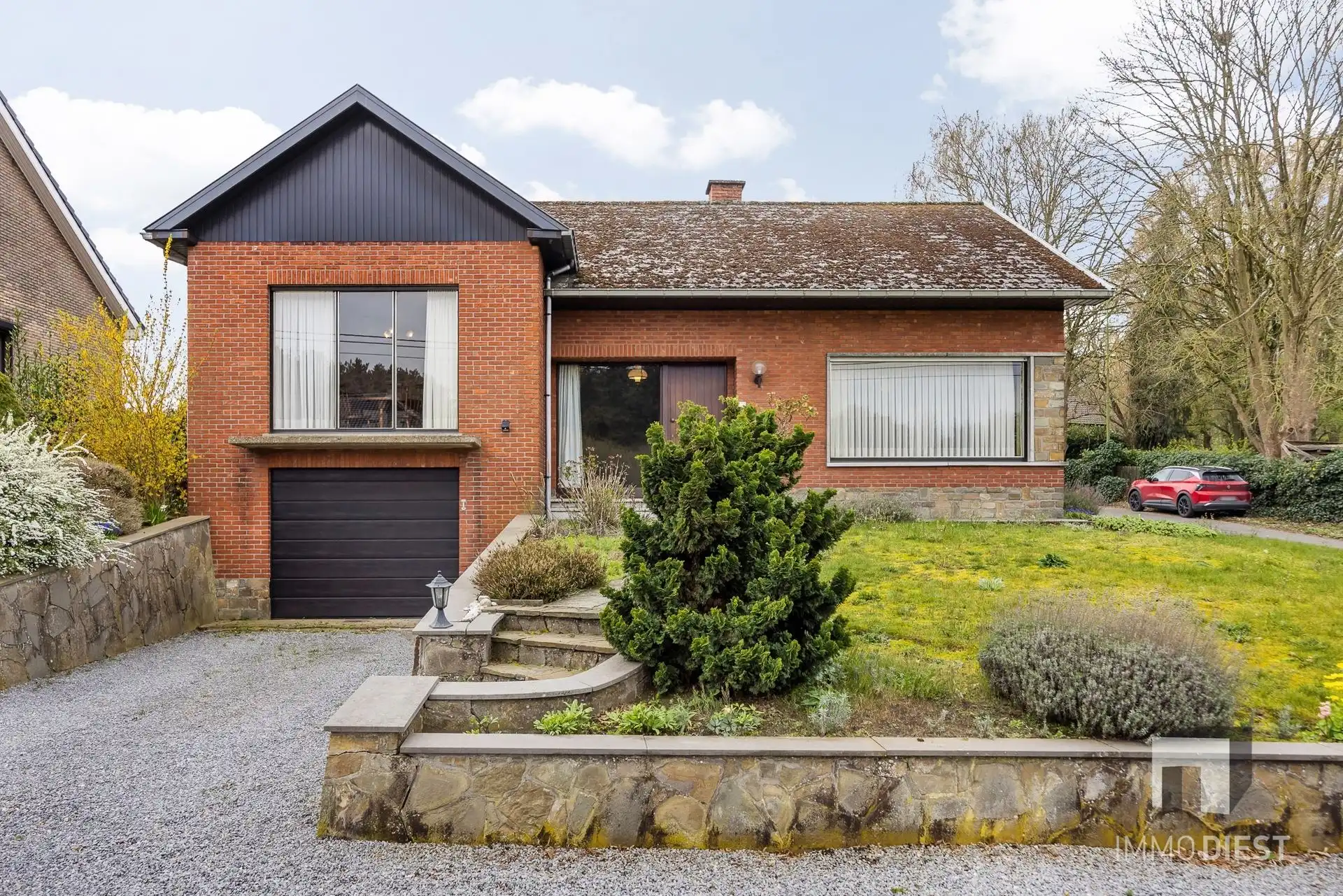 Op te knappen betaalbare split-level woning te Schaffen, kort bij de Bossen van Hees foto 3