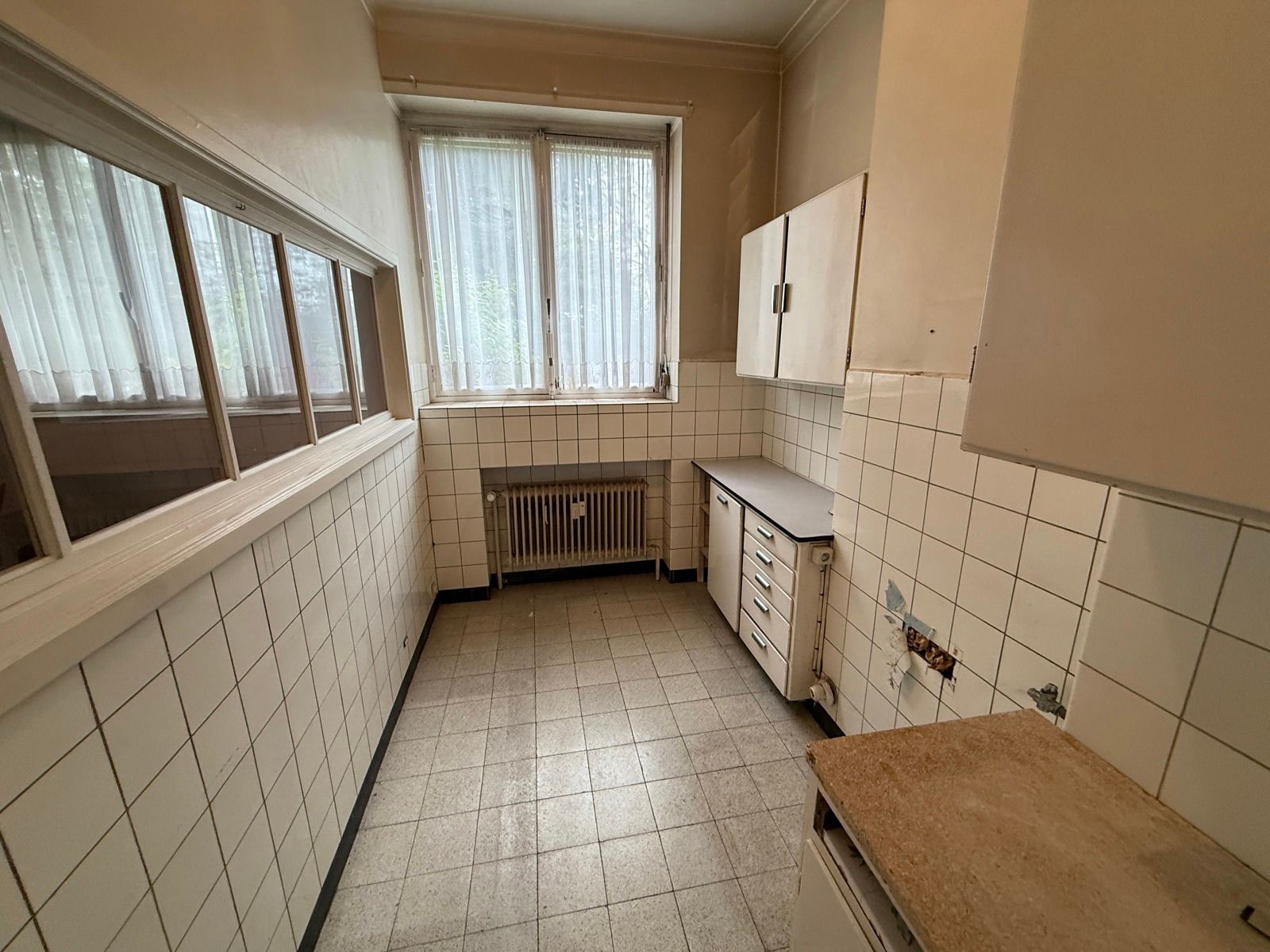 Te renoveren gelijkvloers appartement met 2 slaapkamers foto 4