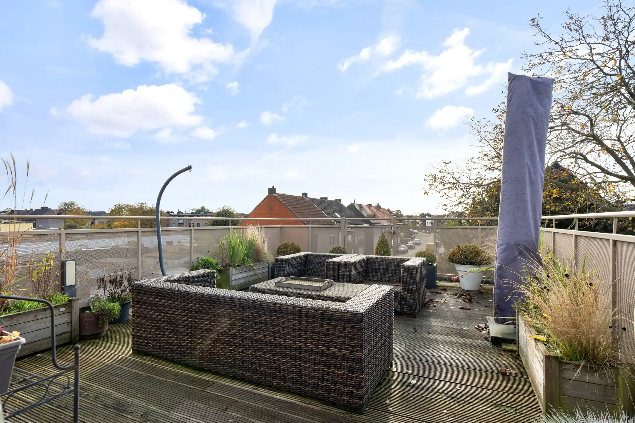 Ruime woning met mogelijkheden en dubbele garage foto 3