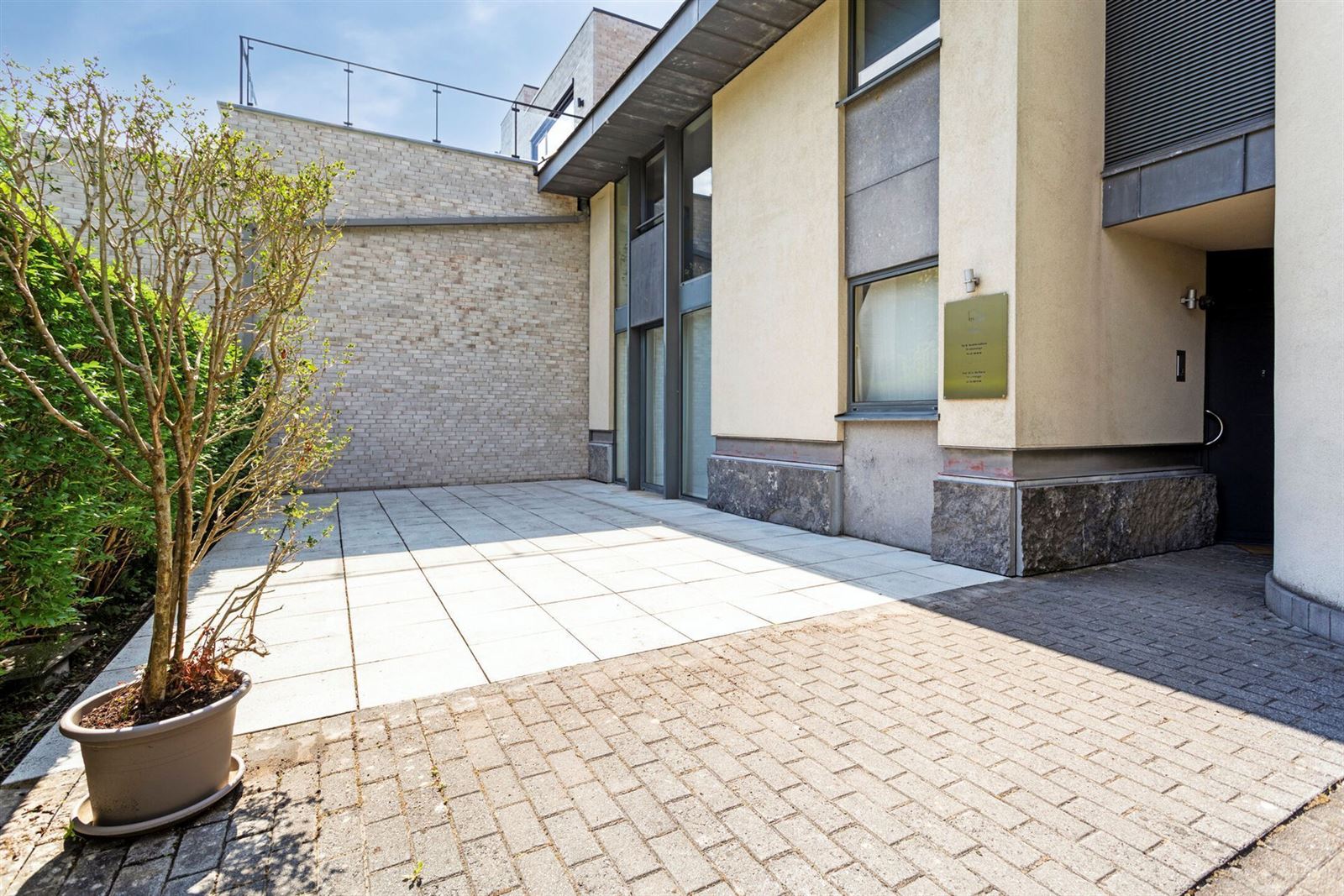 Gelijkvloers appertement (label B) met 4 staanplaatsen en ruim terras  foto {{pictureIndex}}