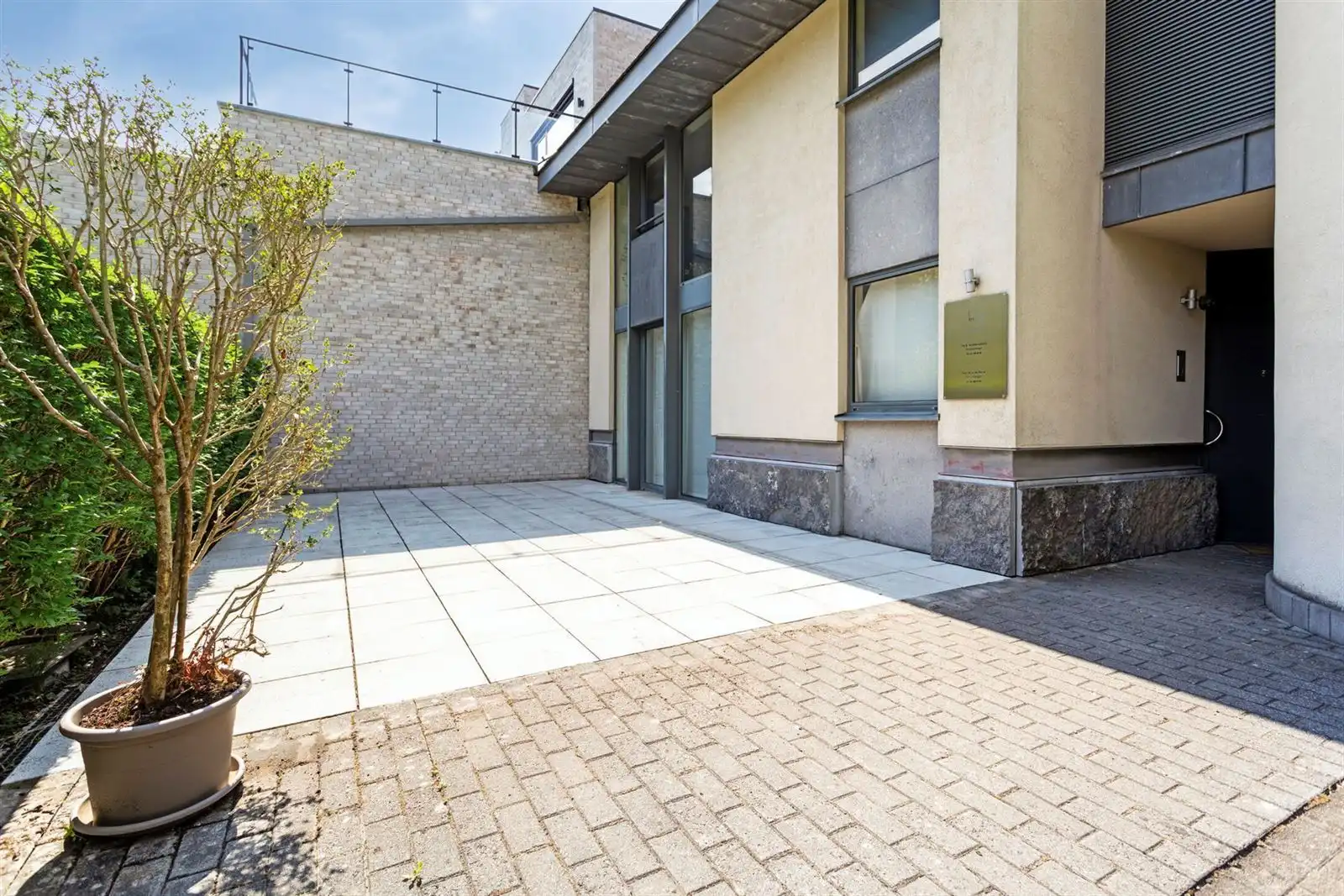 Praktijk (label B) met 4 staanplaatsen en ruim terras  foto {{pictureIndex}}