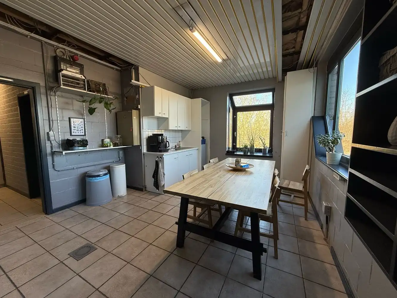Bedrijfshal met kantoorruimte op uitstekende locatie te Lanaken! foto 7