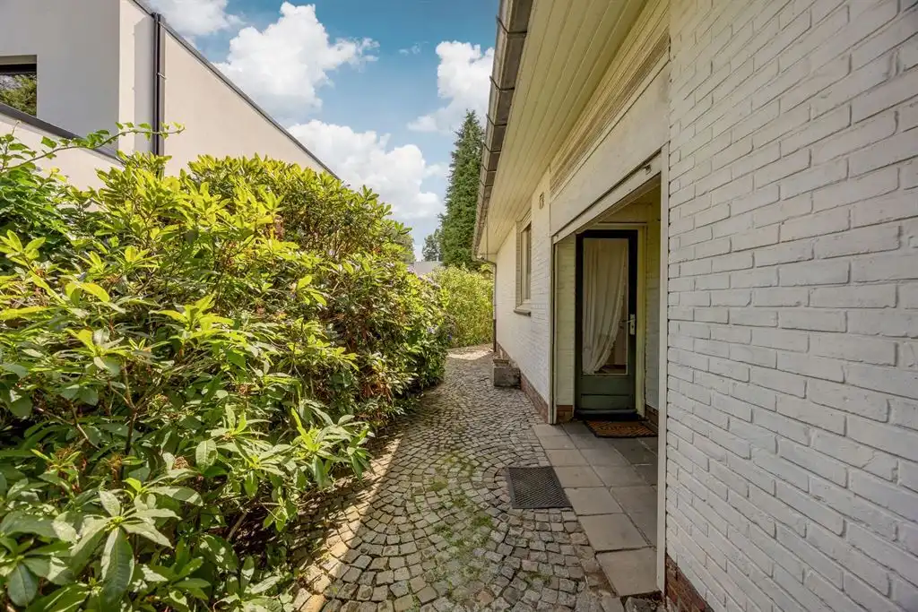Klassieke te renoveren villa op een mooi hoekperceel in wijk "Hertebos" foto 20