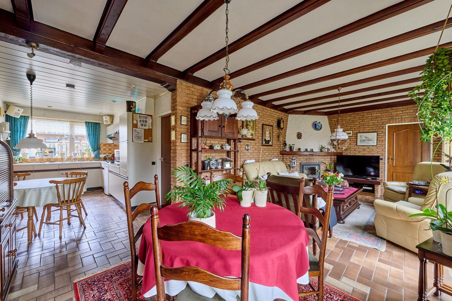 Gezellige en goed onderhouden bungalow met praktische bovenverdieping op fraai aangelegd perceel foto 6