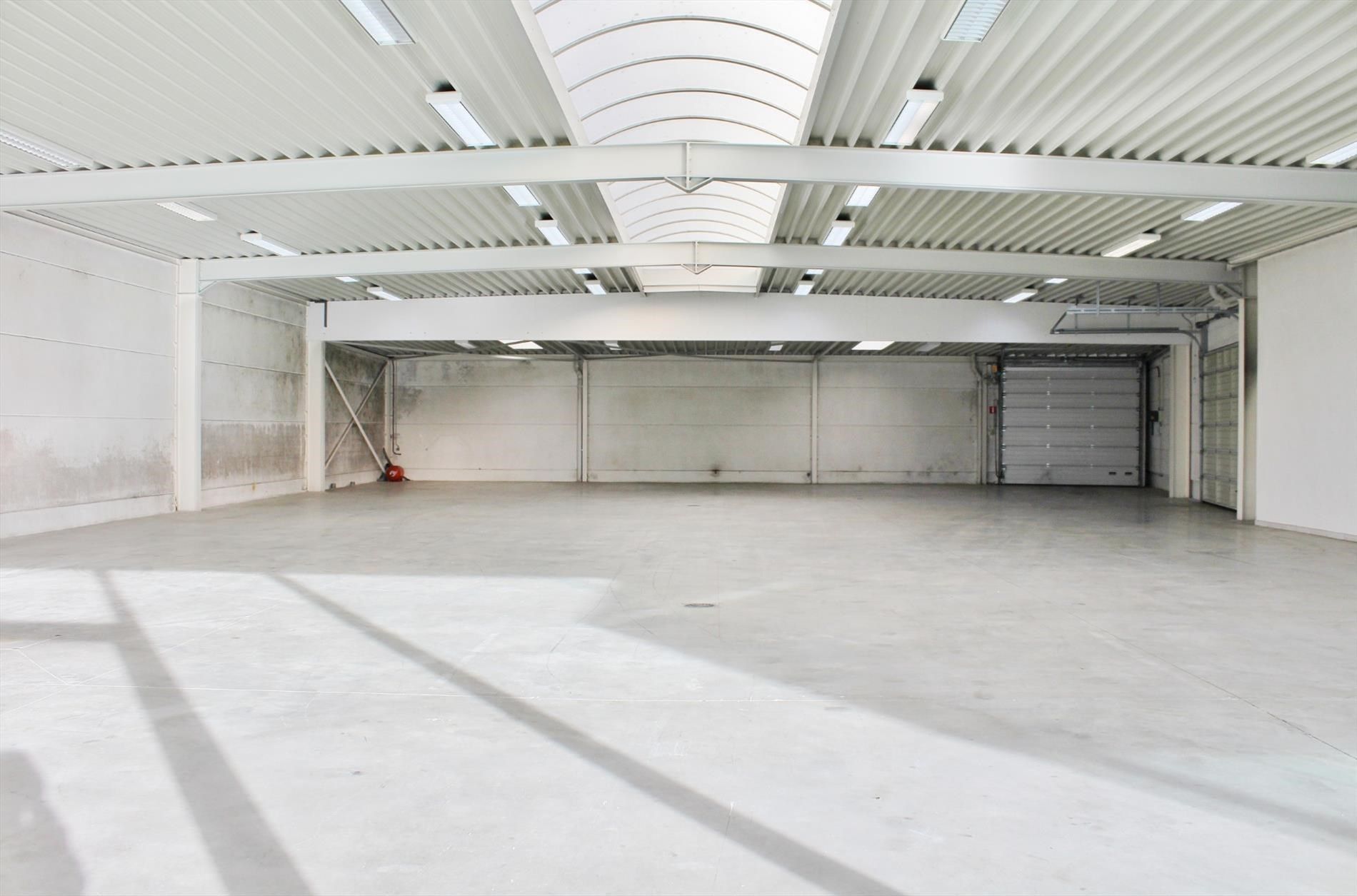 Showroom langs drukke weg tussen Ieper en Veurne foto 6