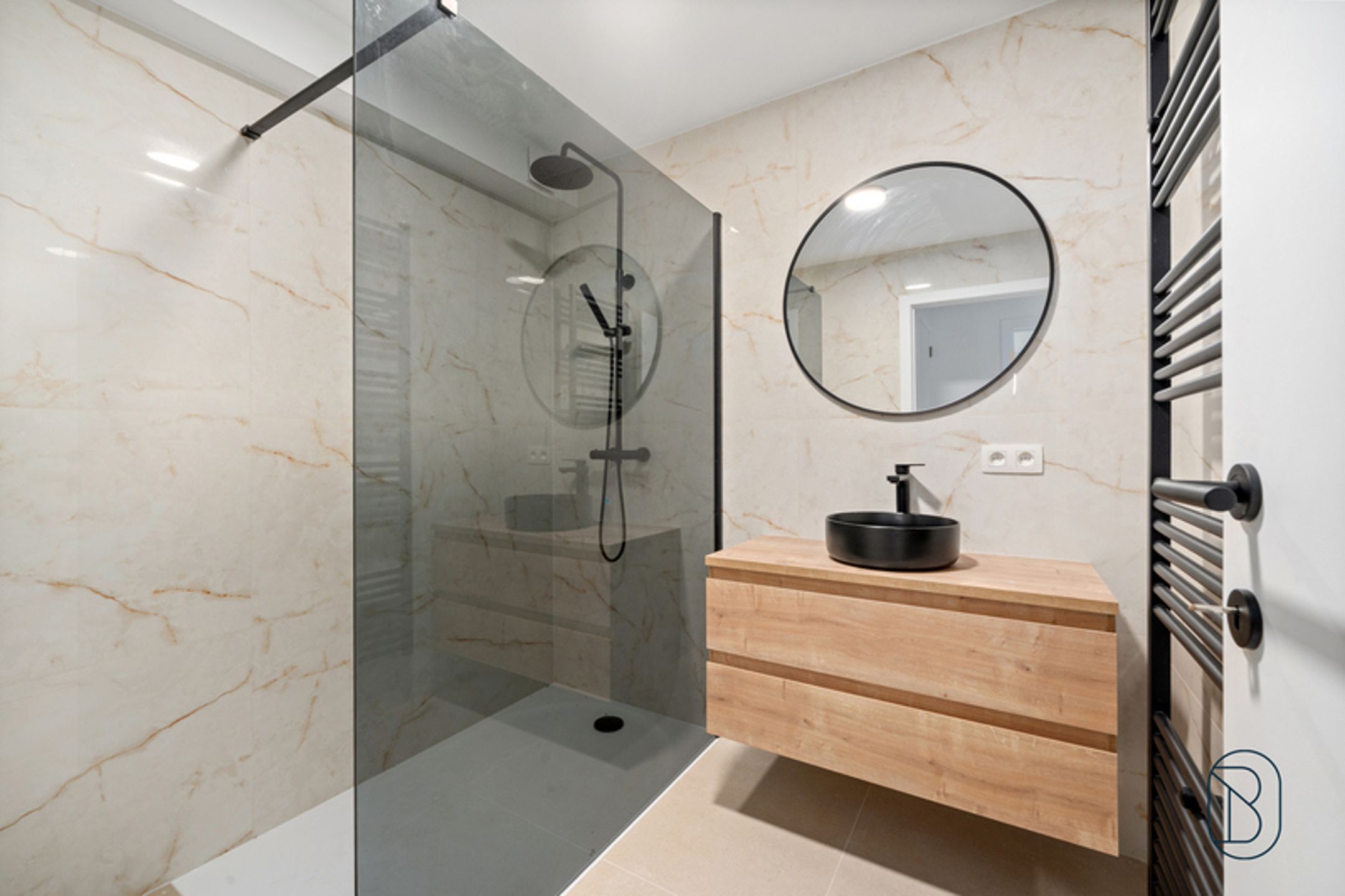 Gerenoveerd appartement op de 1ste verdieping met balkon foto 6