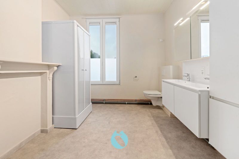 Deze woning combineert authenticiteit en hedendaags comfort, kopers vinden hierin een ideale thuis op een locatie die alles binnen handbereik biedt. foto 9