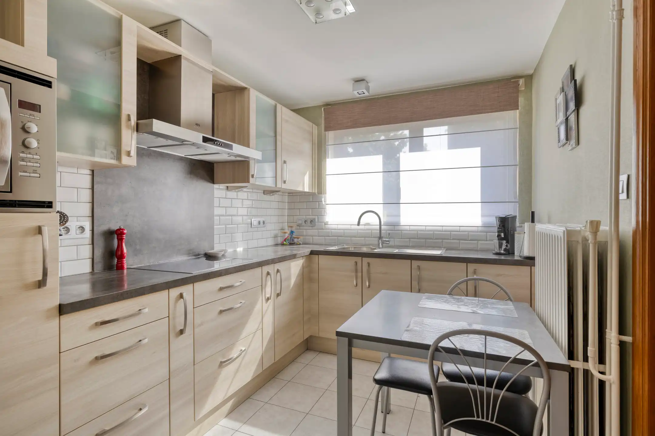 Lichtrijke 3-gevelwoning met garage op uitstekende locatie! foto 8