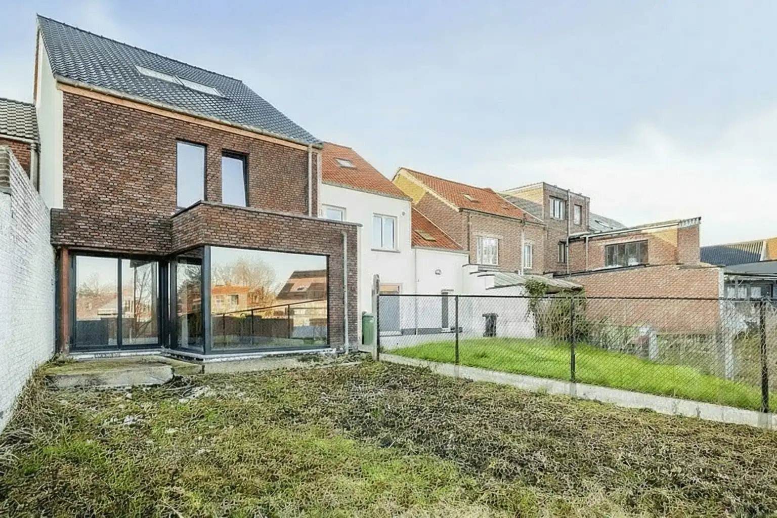 Casco nieuwbouwwoning met tuin in centrum van Hoegaarden.  foto {{pictureIndex}}