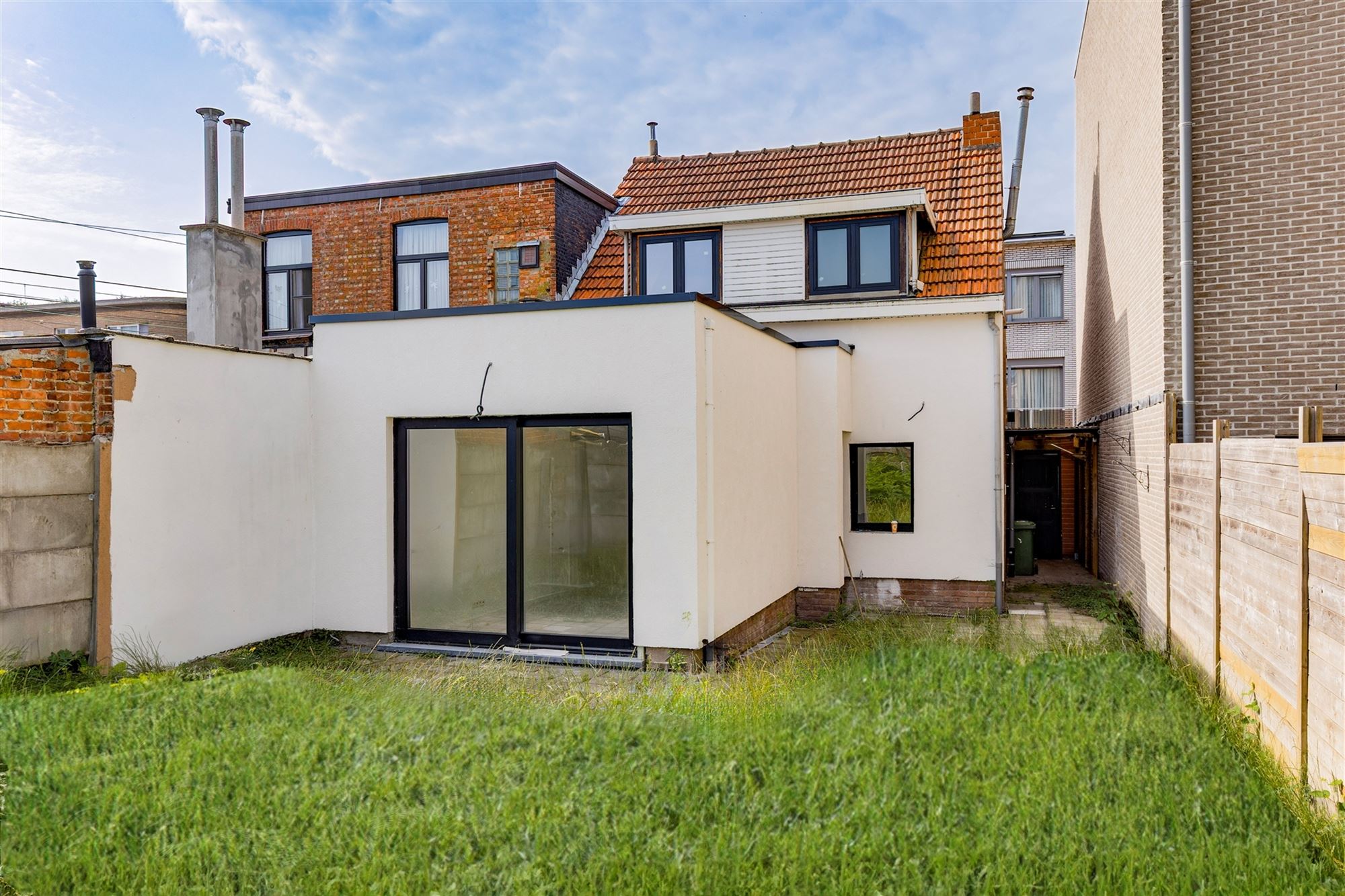 Gerenoveerd huis met 3 slpks en tuin te Hemiksem foto 5