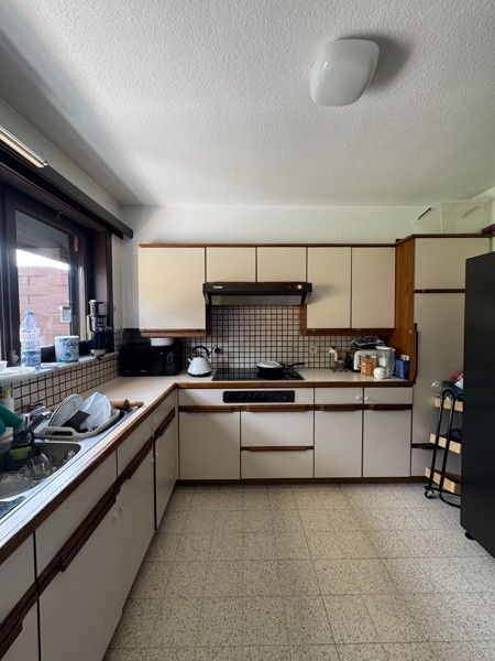 Halfopen gezinswoning met 3 slaapkamers en een grote tuin. foto 13